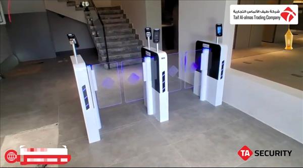 بوابات الدخول للمشاة ومسارات الأفراد